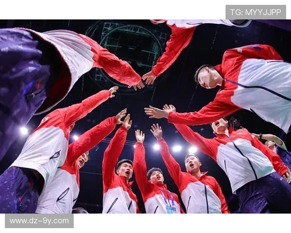 从篮球场中圈精准一脚踢进足球门展现惊人脚法与跨界运动魅力